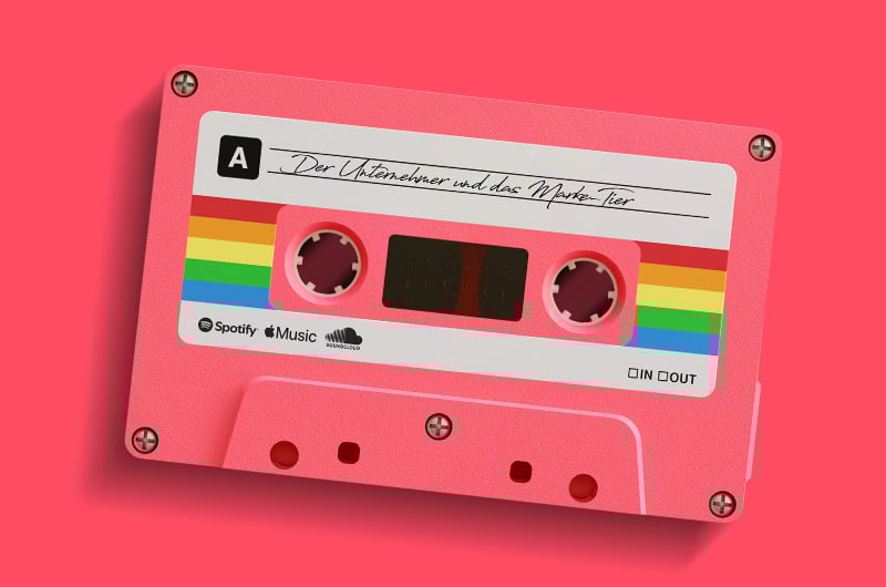 Alte Musik-Kassette in Pink auf pinkem Hintergrund auf der handschriftlich steht: "Der Unternehmer und das Marke-Tier" Name des Podcasts von frenz