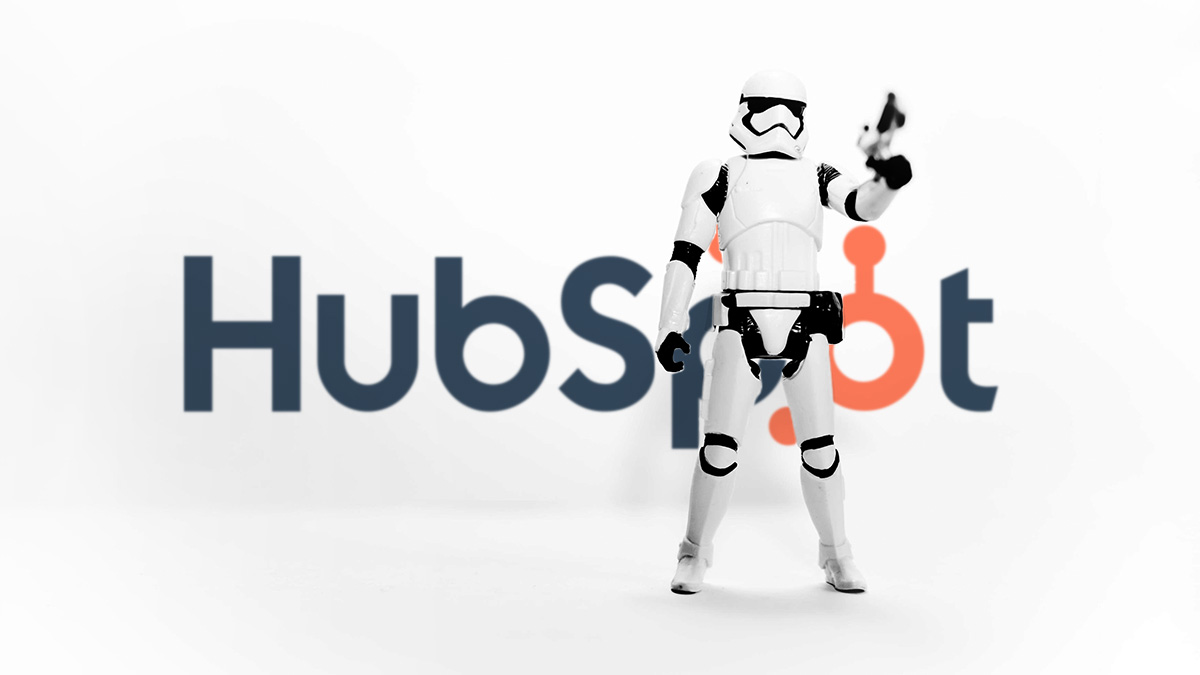 HubSpot Logo mit einer Sicherheitsfigur von Star Wars davor 