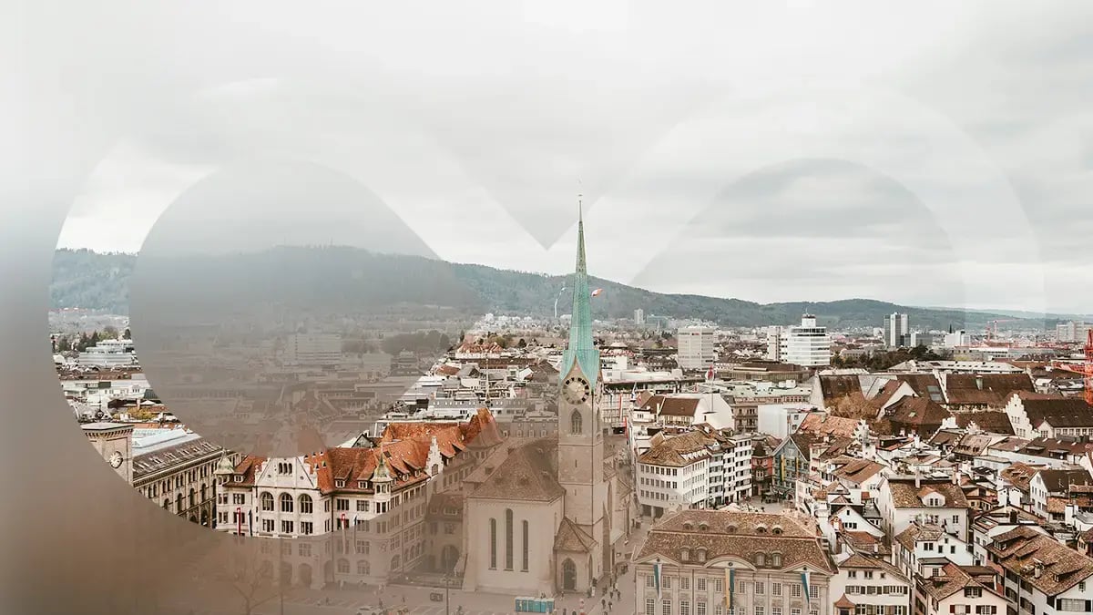 teilweise unscharfes Bild von Zürich, darüber Loop, symbolisch wie Loopmarketing Content-Relevanz erhöht