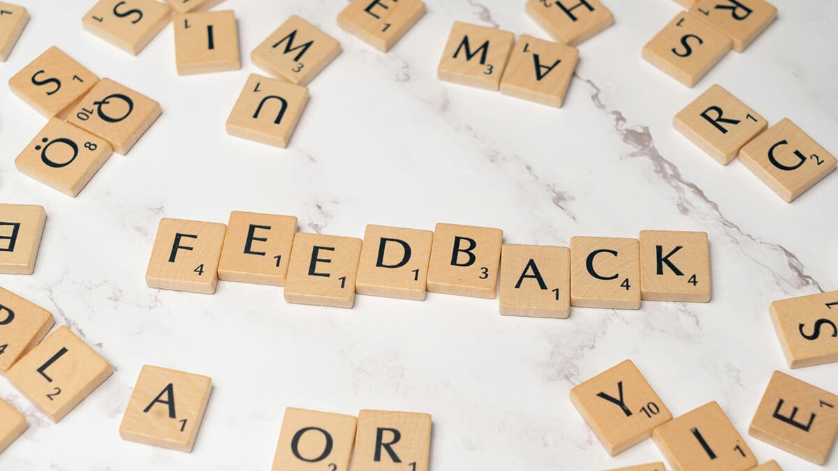 Mit Buchstaben ist das Wort Feedback gelegt