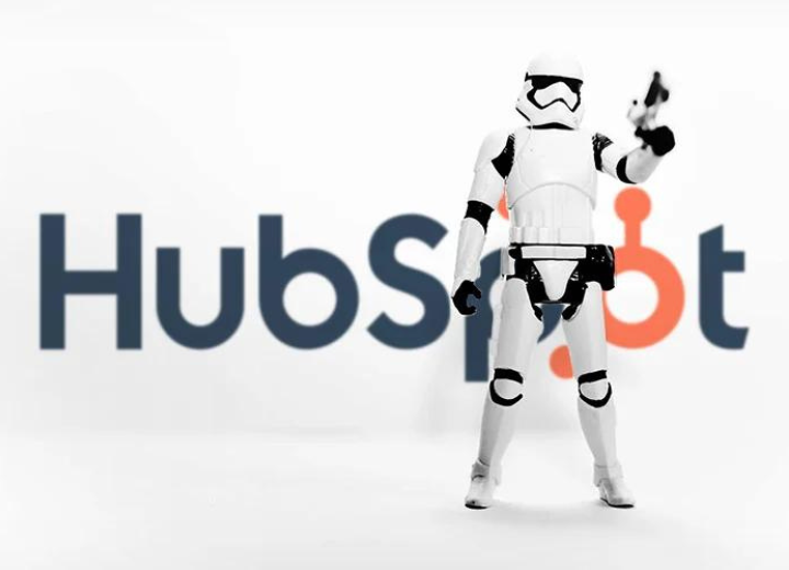 HubSpot Logo mit einer Sicherheitsfigur von Star Wars davor 